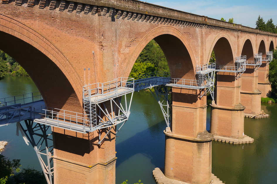Cantilever scaffolding